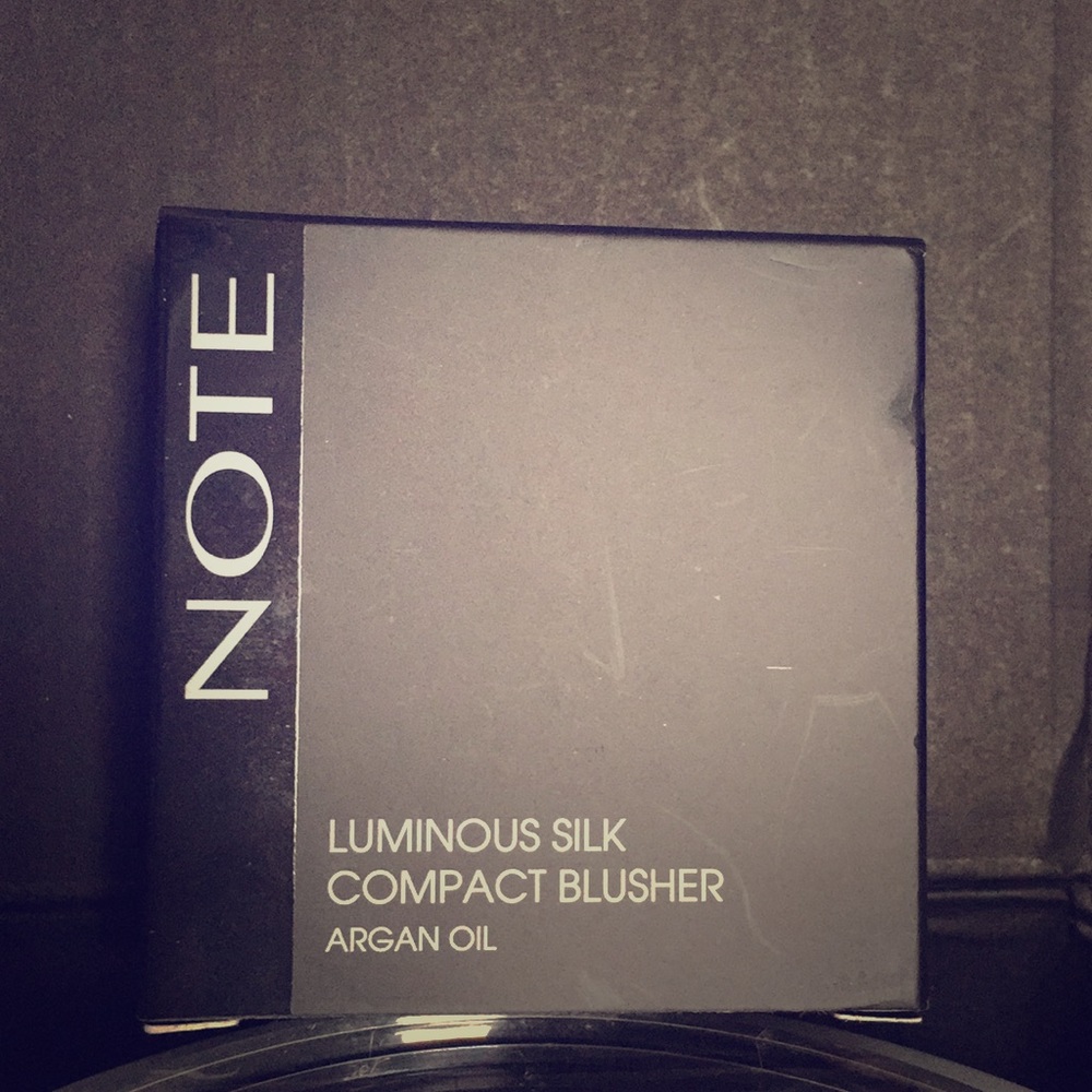 Luminous Silk Compact Blusher Infused w/ Argan Oil